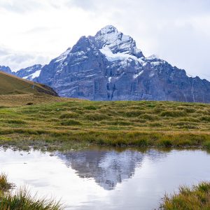 Berg-met-reflectie-in-bergmeer-Wilderswil-naar-Grindelwald