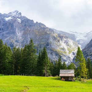 Schuurtje-met-bergen-achtergrond-Grindelwald