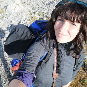 Jessica-met-backpack-tijdens-wandeling-Wilderswil-Grindelwald-in-Zwitserland