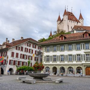 Plein-Thun-Zwitserland-met-uitzicht-op-kasteel
