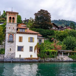 Uitzicht-op-gebouwen-vanaf-Thunersee-boot