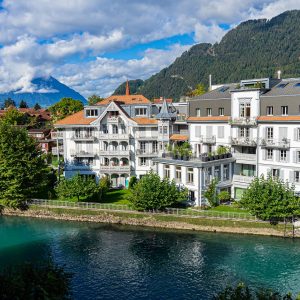 Uitzicht-vanaf-dakterras-Alplodge-Interlaken