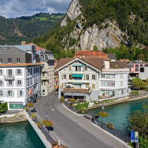 Uitzicht-vanaf-dakterras-Alplodge-Interlaken