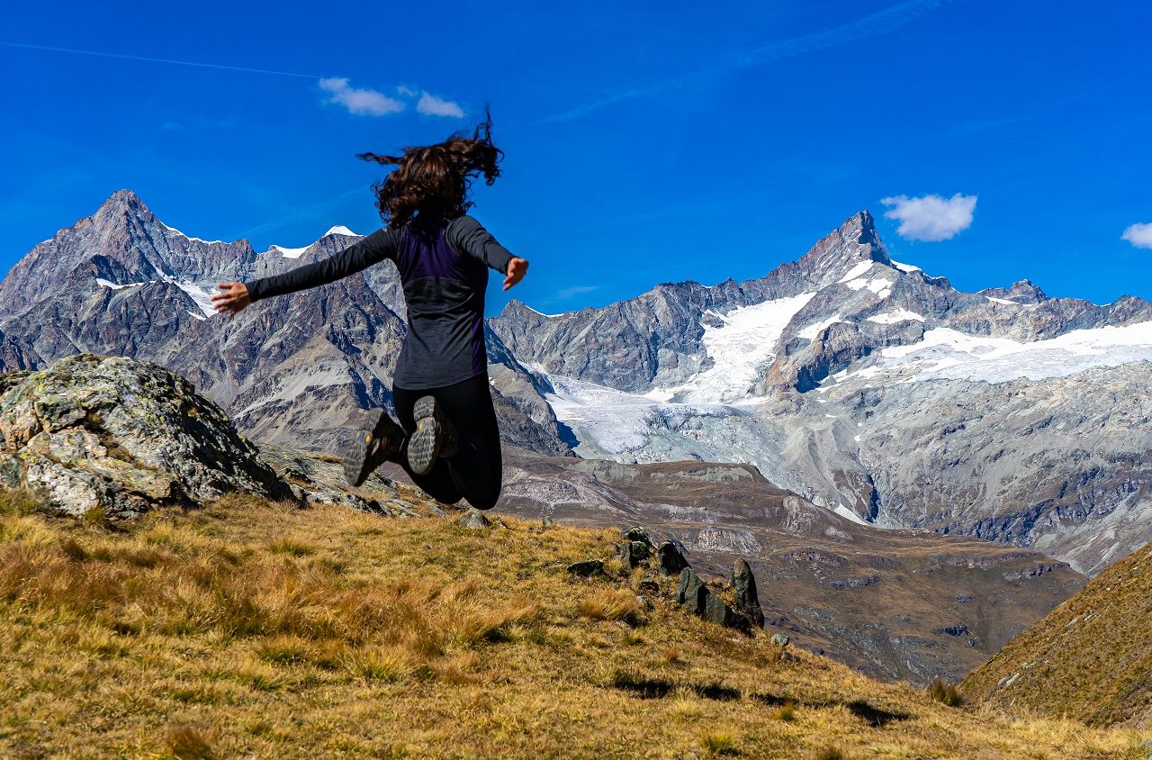 Jessica-springend-bergen-achtergrond-Zermatt-Zwitserland