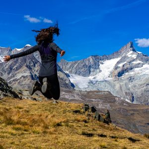 Jessica-springend-bergen-achtergrond-Zermatt-Zwitserland