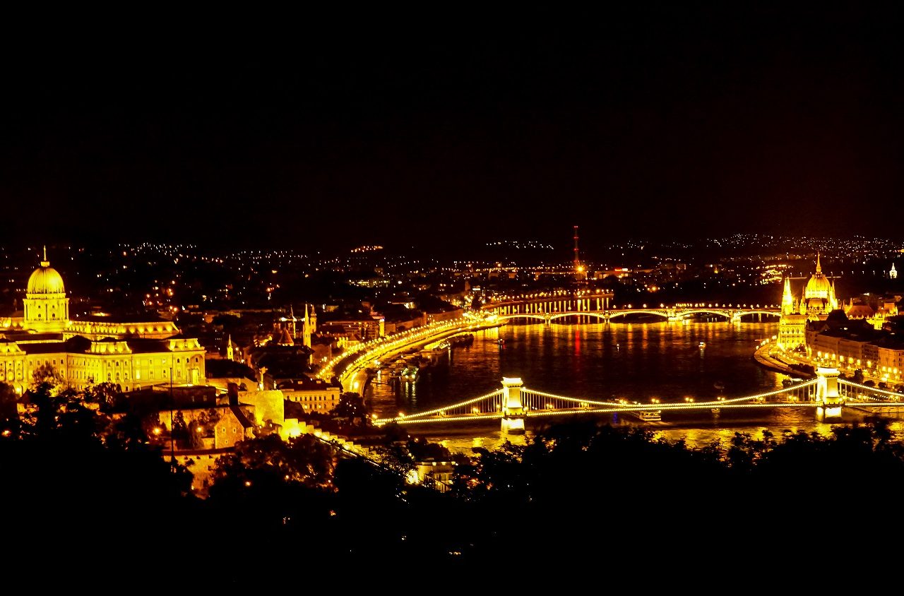 Boedapest-in-de-avond-verlicht