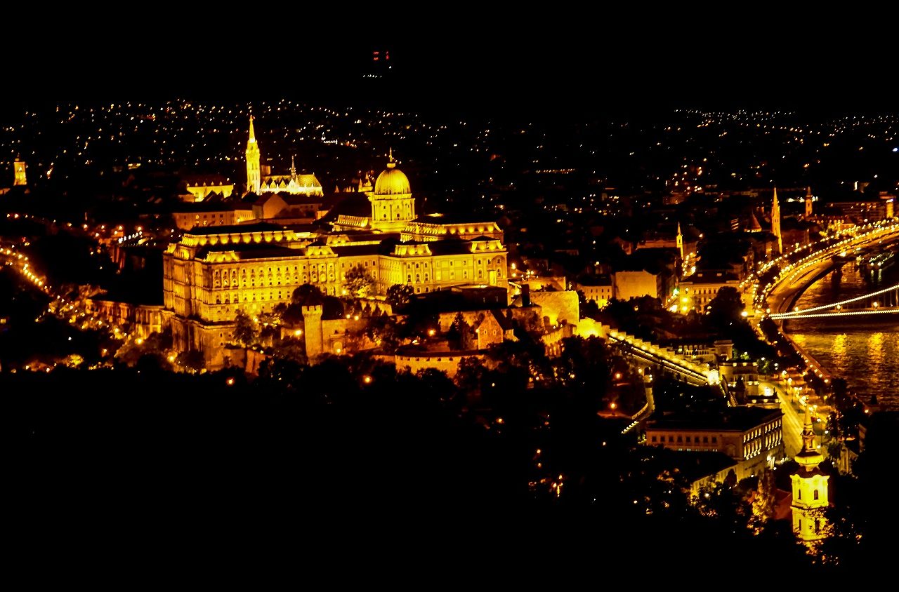 Boeda-gezien-vanaf-Gellertheuvel-savonds-Boedapest