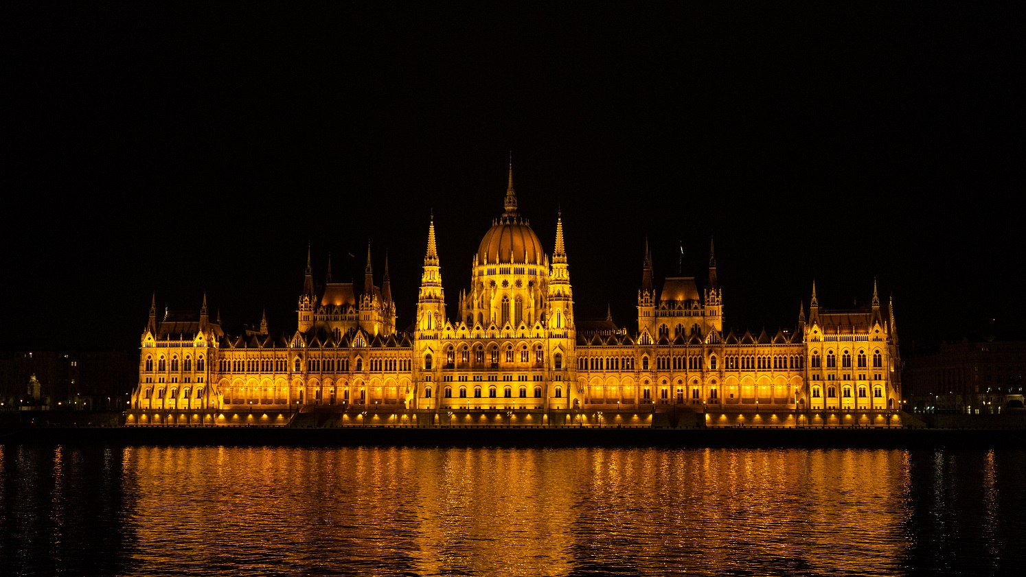 Parlementsgebouw-Boedapest-avond