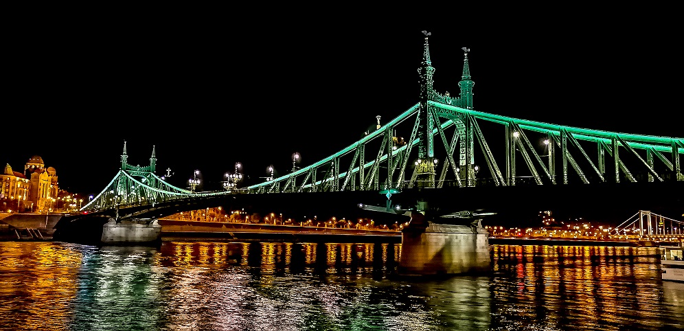 Verlichte-brug-savonds-Boedapest