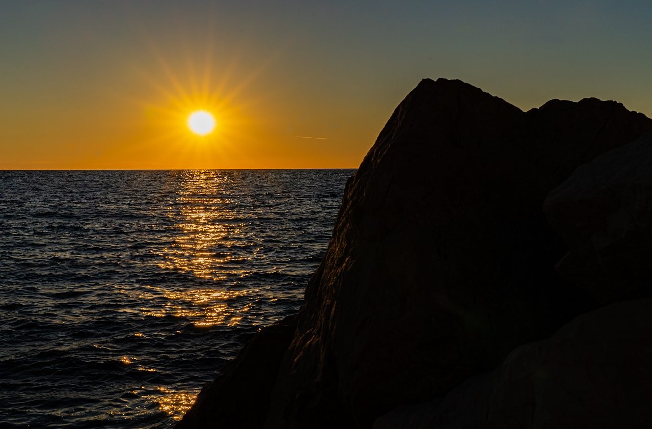 Piran-zonsondergang-bij-rotsen-Slovenie