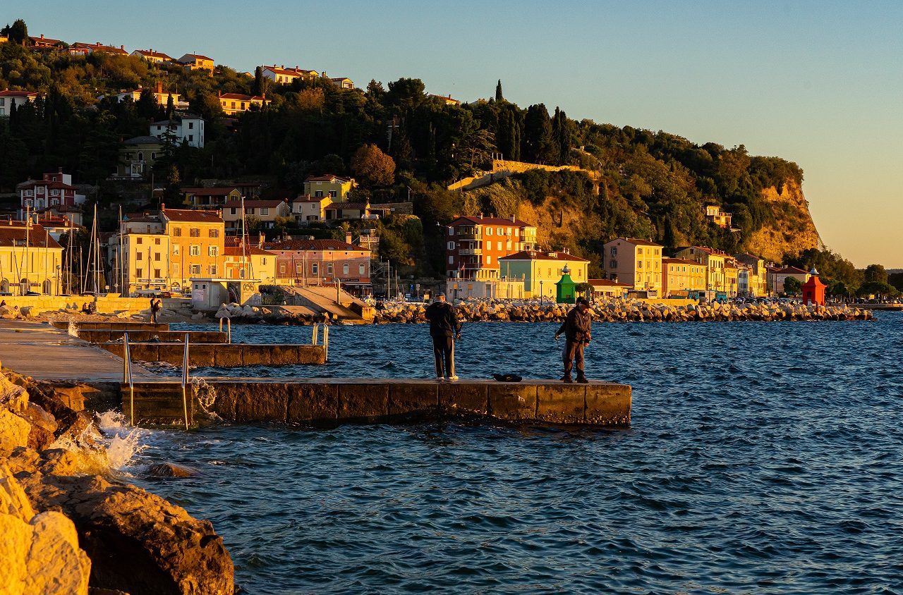 Vissers-tijdens-zonsondergang-Piran-Slovenie