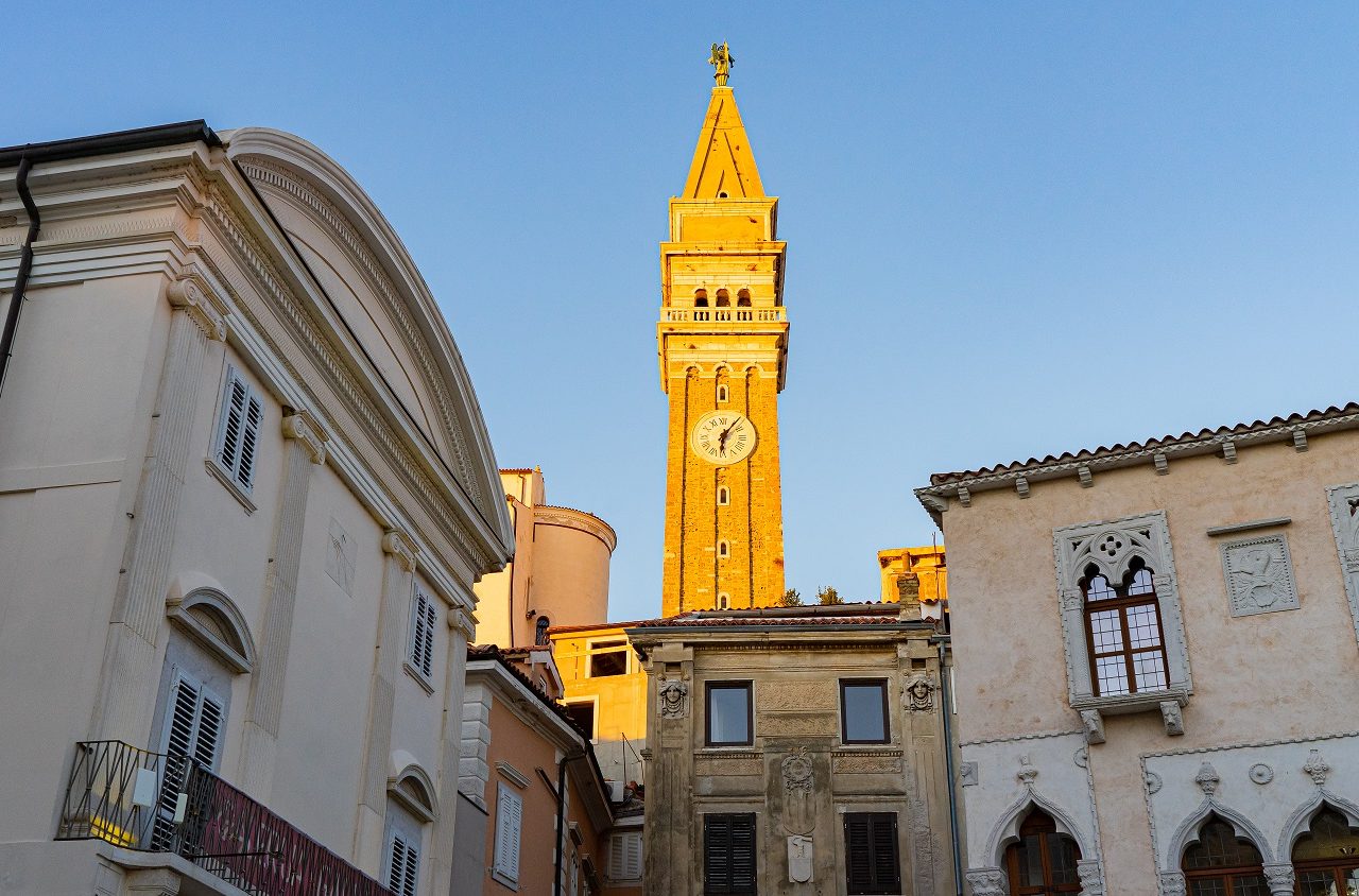 Klokkentoren-zonsondergang-Piran-kust-Slovenie