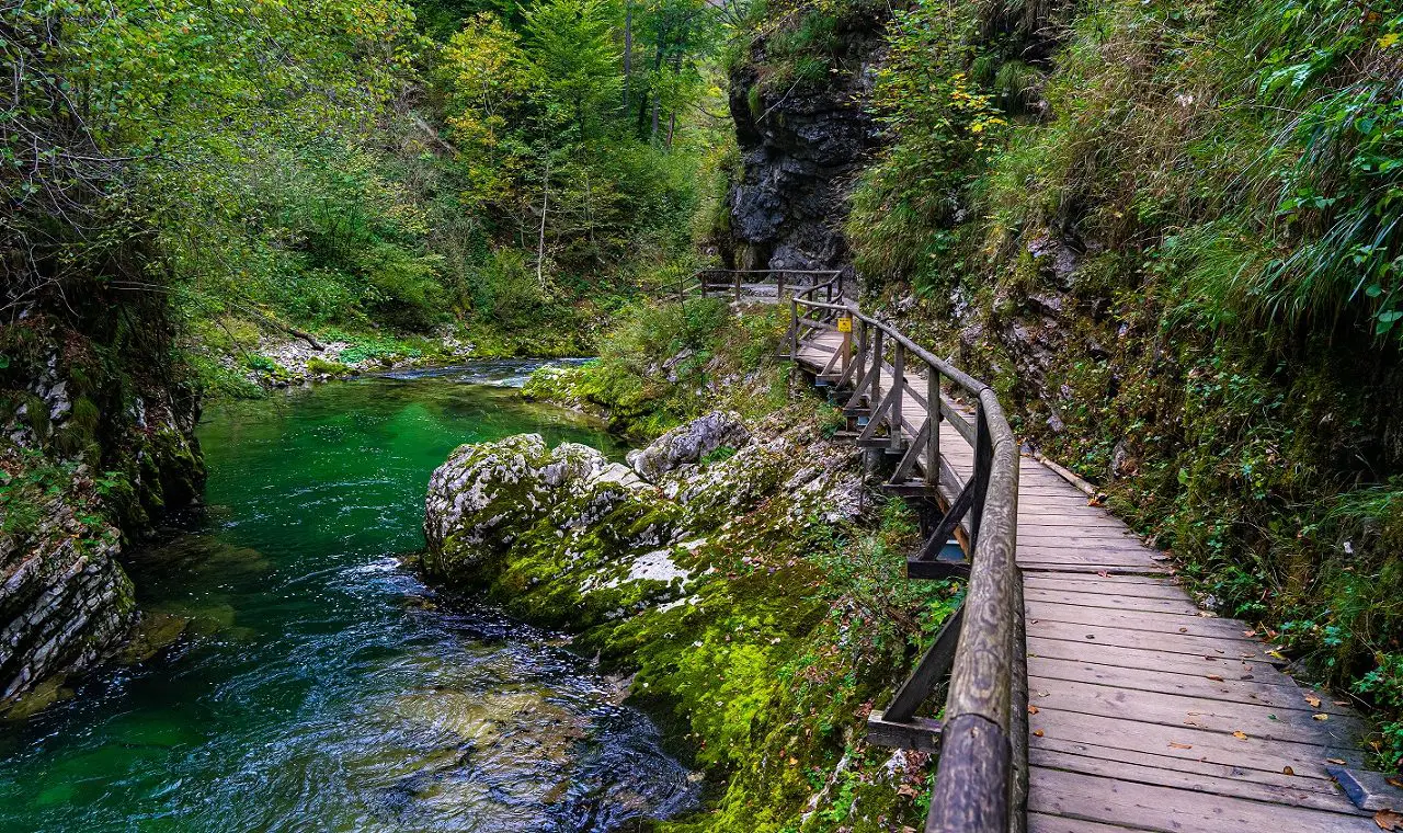 Vintgarkloof-Slovenie-houten-wandelpad