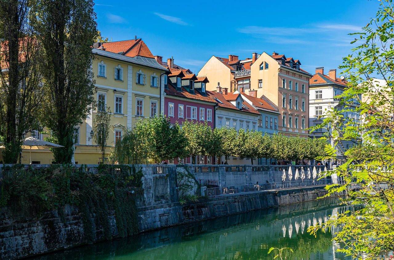 Huizen-aan-de-oever-Ljubljanica-Ljubljana