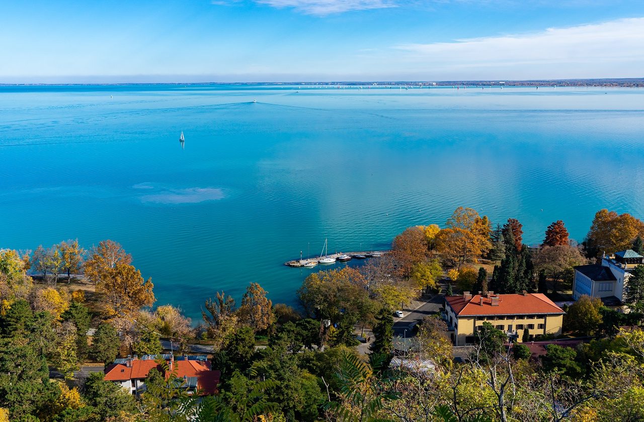 Tihany-uitzicht-over-Balatonmeer-Hongarije