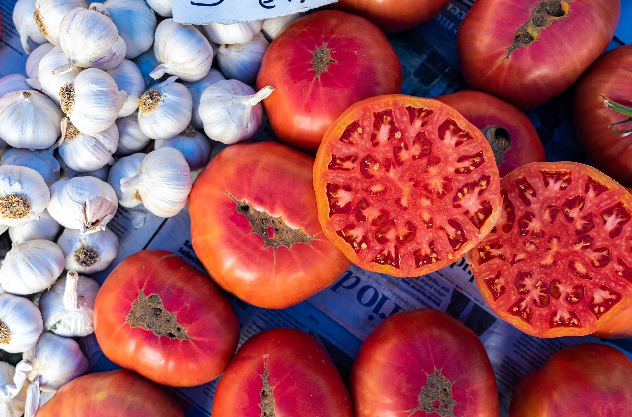 Grote-tomaten-en-knoflook-markt-Mallorca