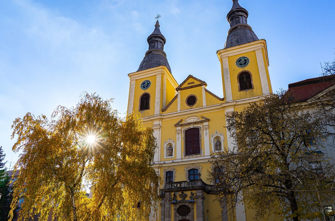 Gele-kerk-met-zon-Eger-Hongarije