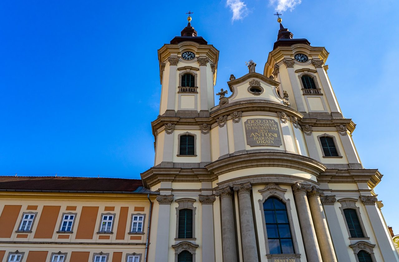 Kerk-plein-Eger-Hongarije