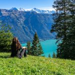 Jessica-met-uitzicht-op-Brienzersee-zwitserland