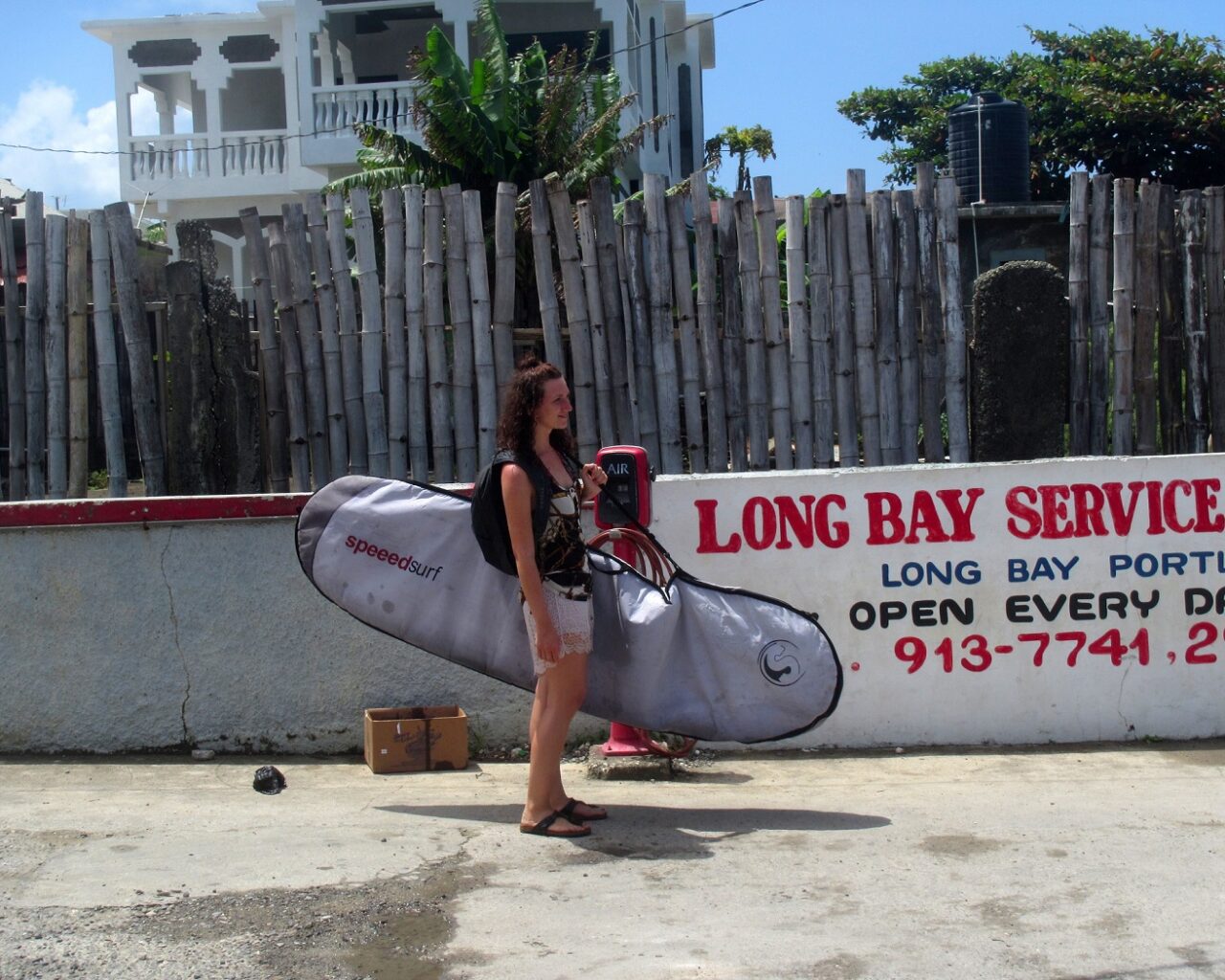 Jessica-met-surfplank-in-tas-Jamaica