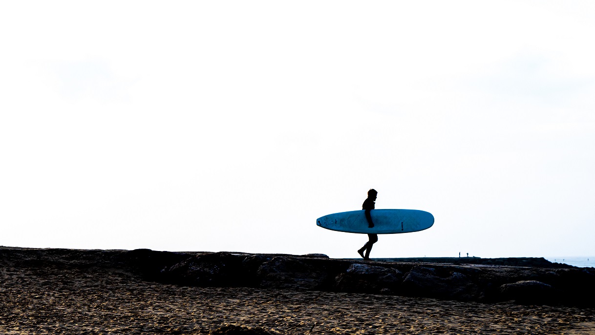 Surfer-met-surfplank-op-strand