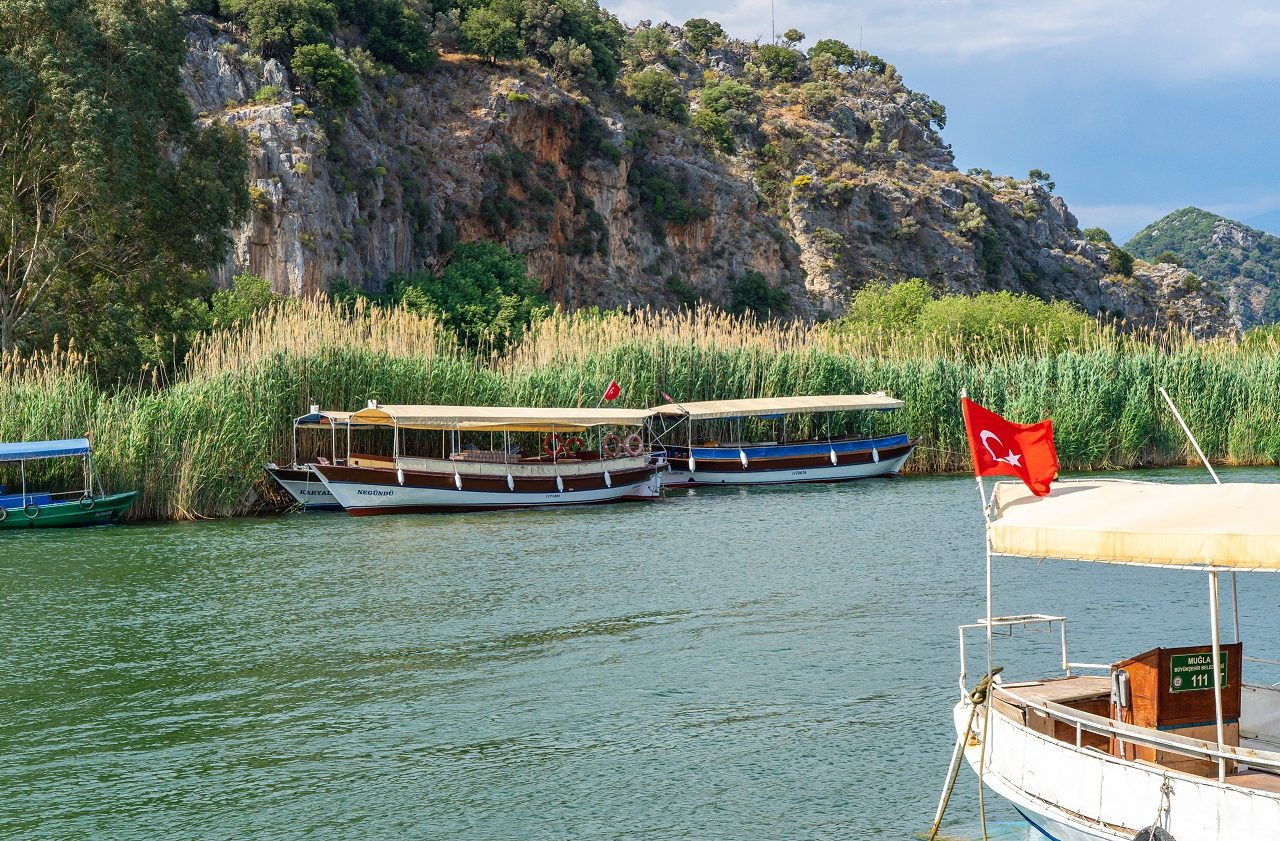 Rivier-met-boten-bij-Dalyan-Turkije