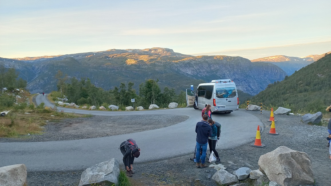 Stop-met-shuttlebus-bij-start-Trolltunga-hike-Noorwegen