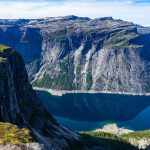Uiticht-over-bergen-meer-en-steile-klif-Trolltunga