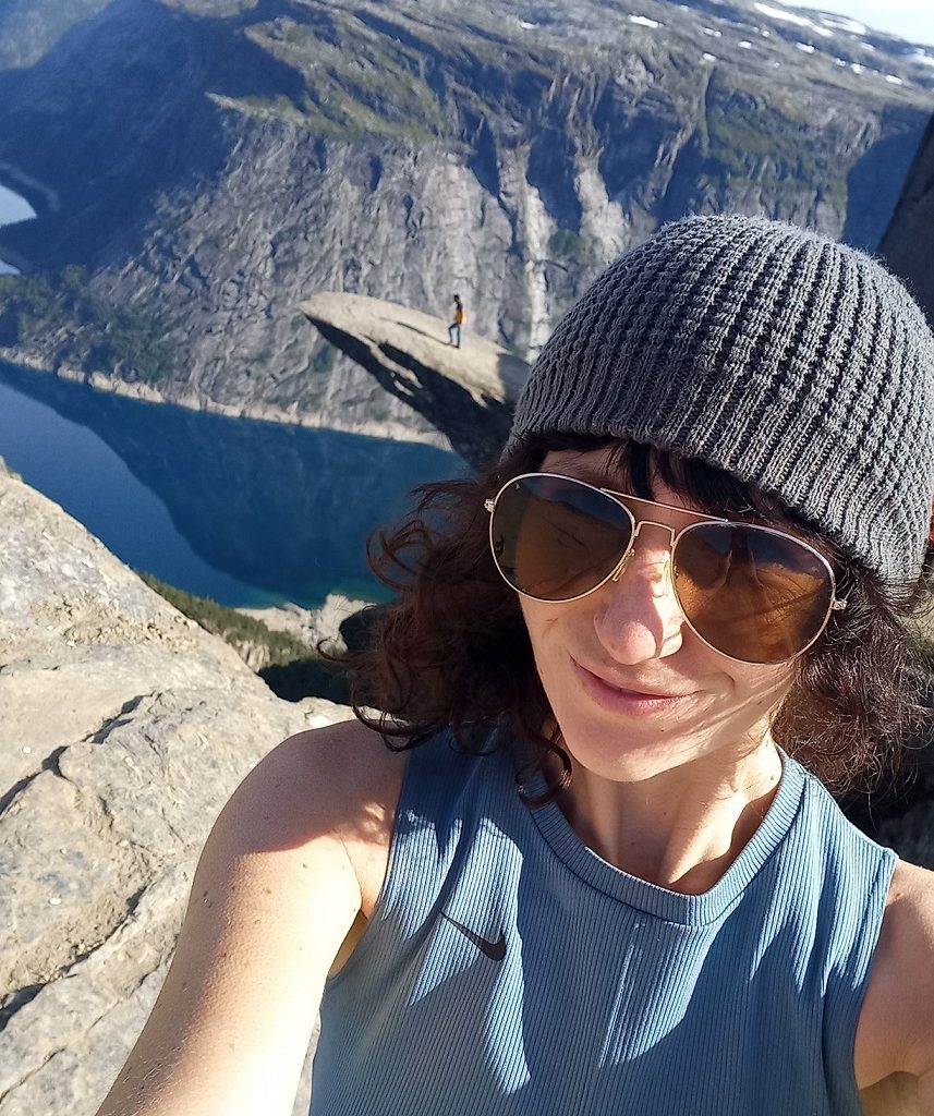 Jess-selfie-bij-Trolltunga-noorwegen