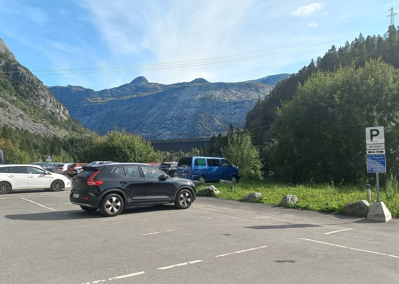 auto-op-parkeerplaats-p2-bij-trolltunga-noorwegen