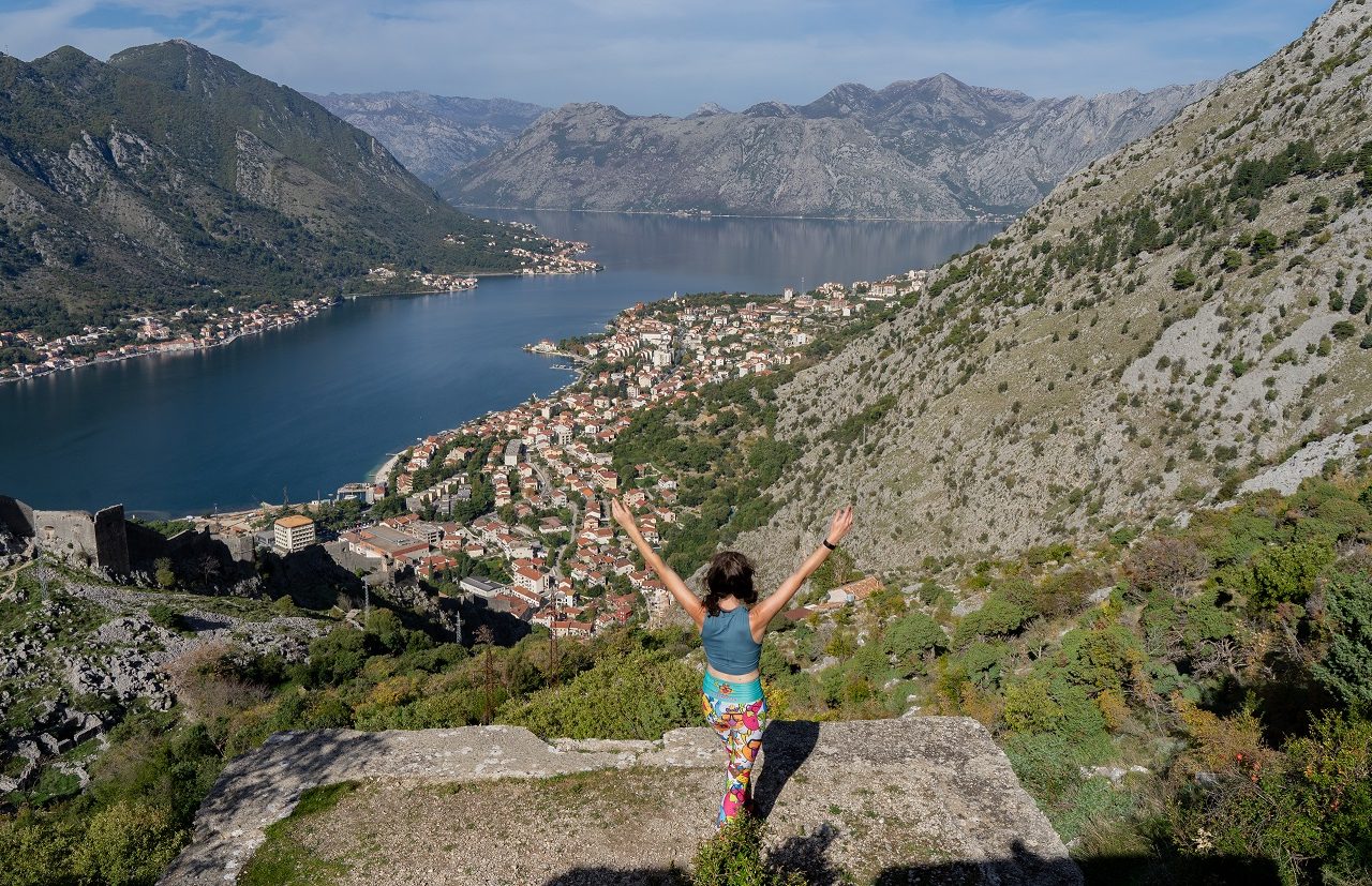 Jessica met uitzicht over de Baai van kotor in Montenegro