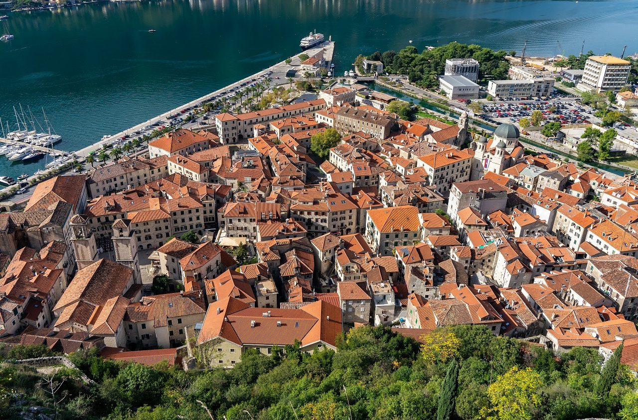Oude stad van Kotor in Montenegro van bovenaf