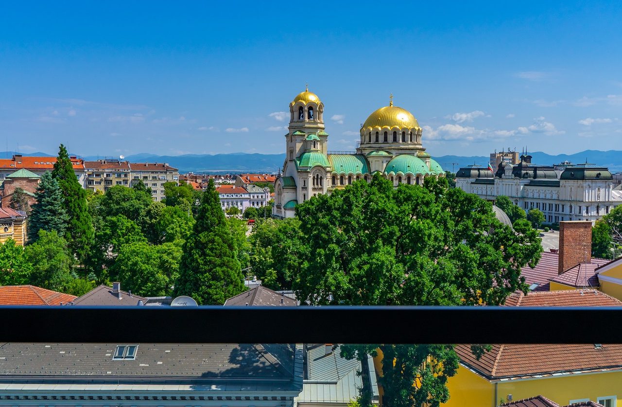 uitzicht-vanaf-sense-rooftop-op-kathedraal-sofia