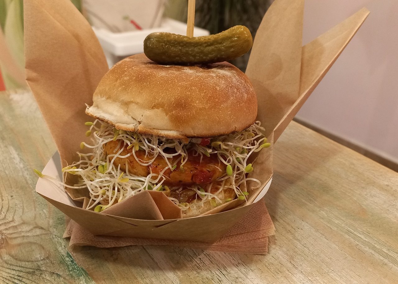 vegan-tempehburger-met-augurk-bovenop-sofia