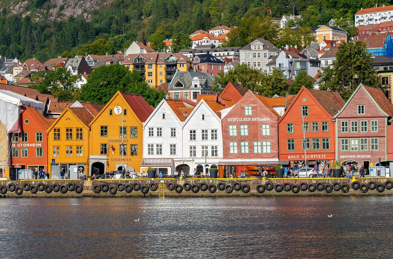 gekleurde-huisjes-in-Bergen-noorwegen