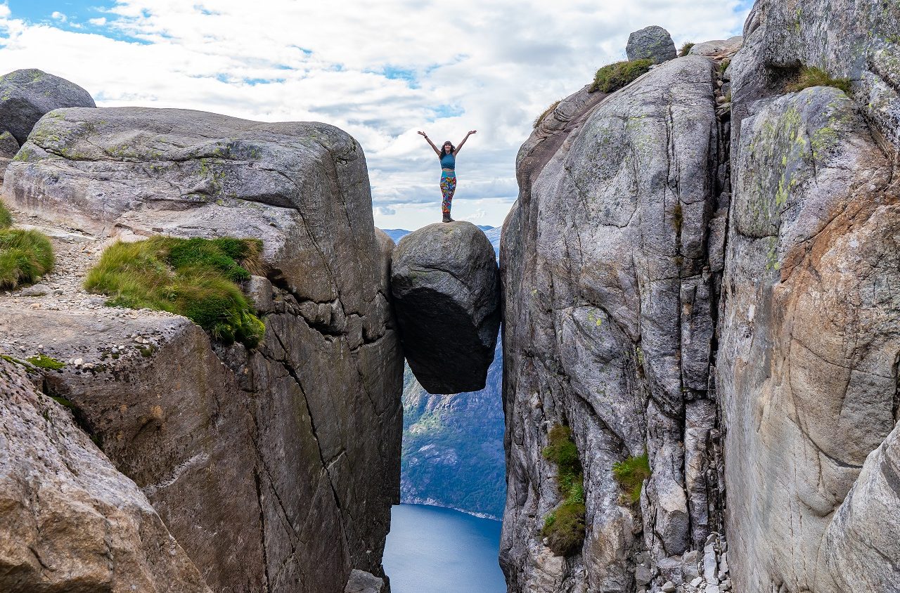 jessica-bovenop-rots-Kjeragbolten-noorwegen