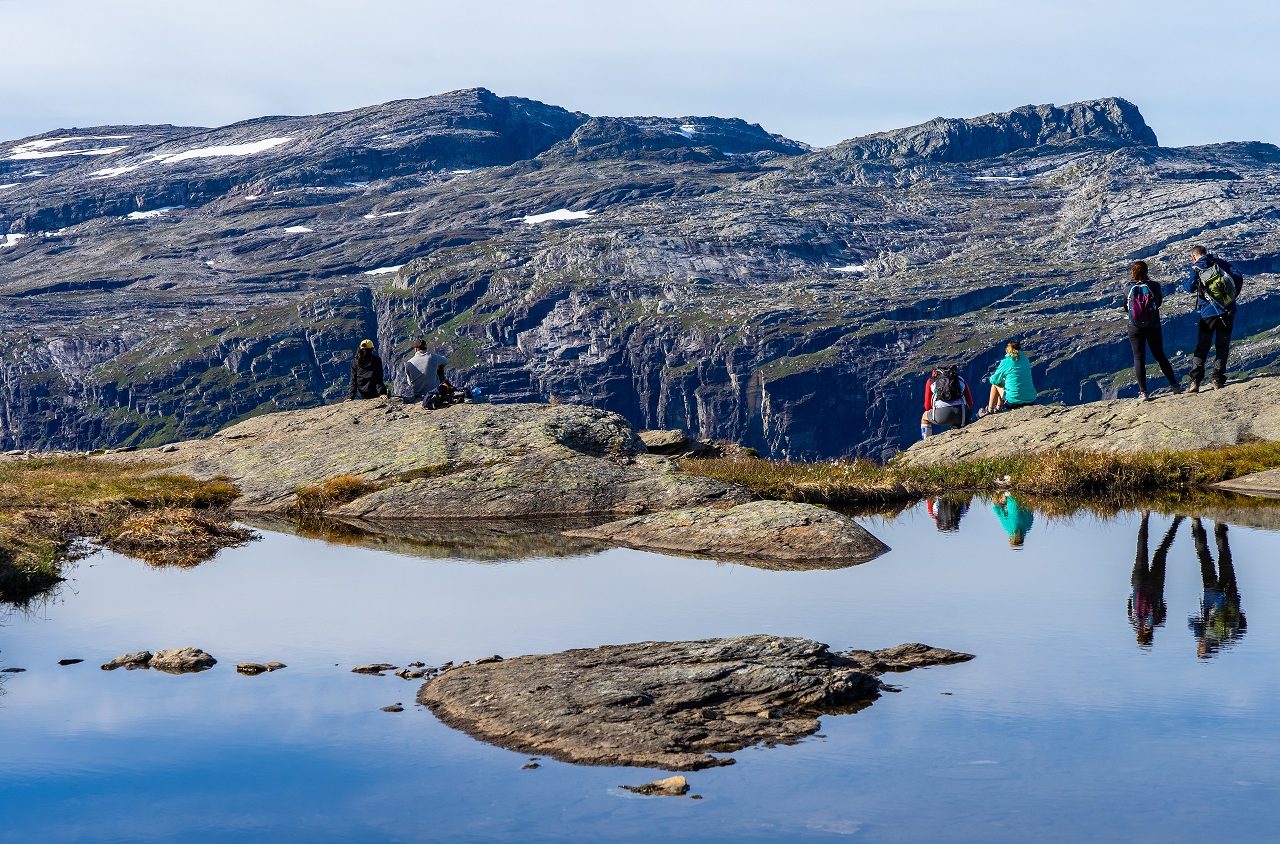 Wandelaars-bij-trolltunga-hike-noorwegen