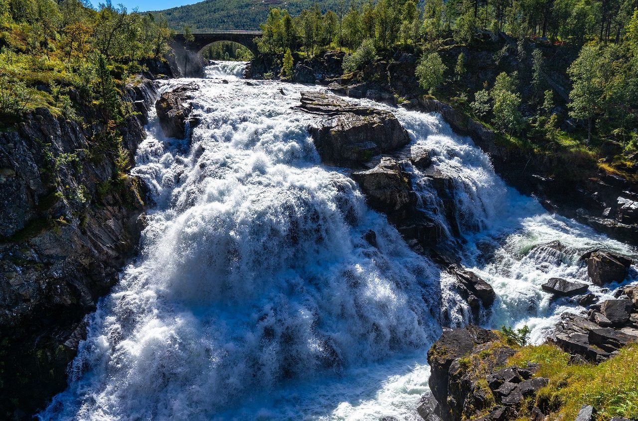 Voringsfossen-Watervallen-Noorwegen
