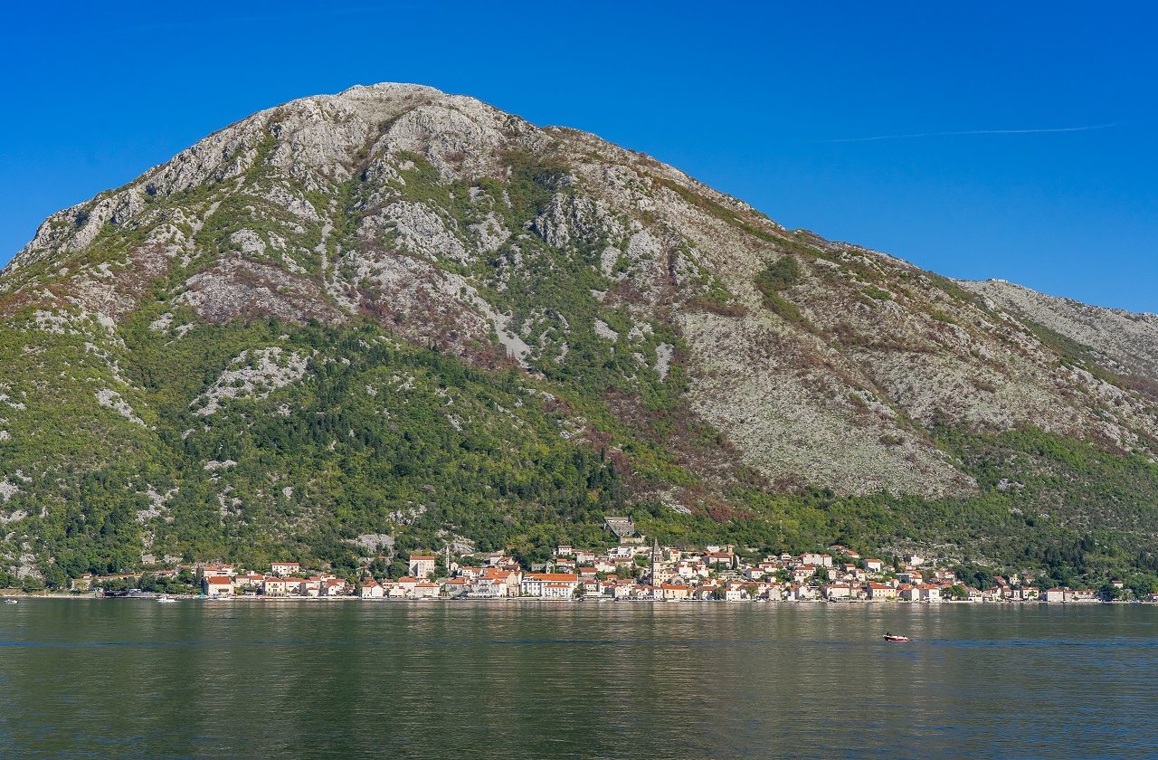 Uitzicht-op-Perast-vanaf-het-water