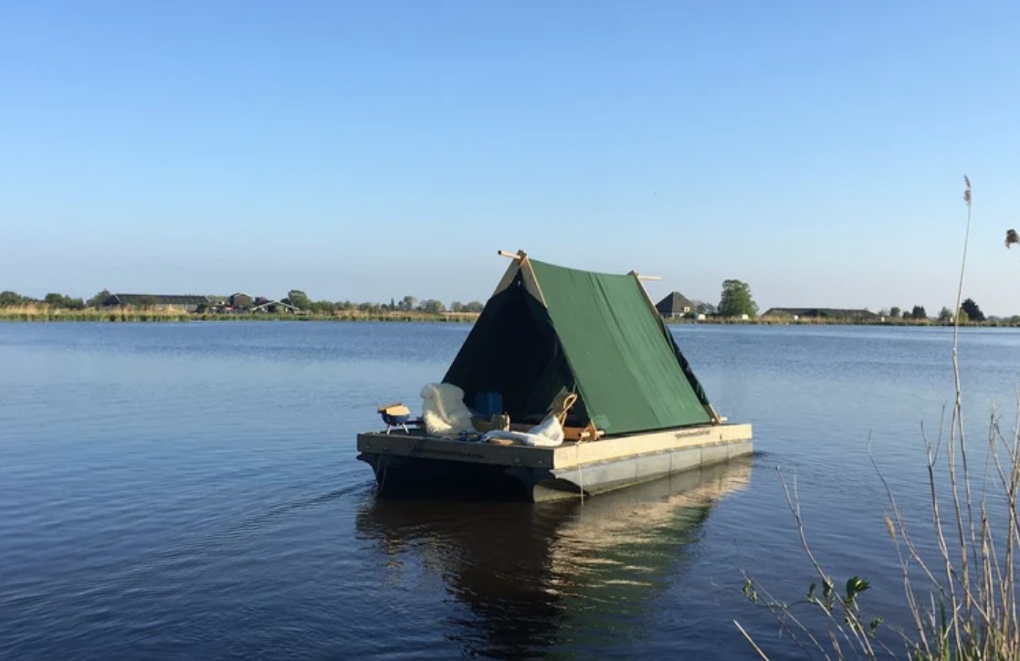 kamperen-op-een-vlot-waddeneilanden-plekken-om-tot-rust-te-komen-in-Nederland