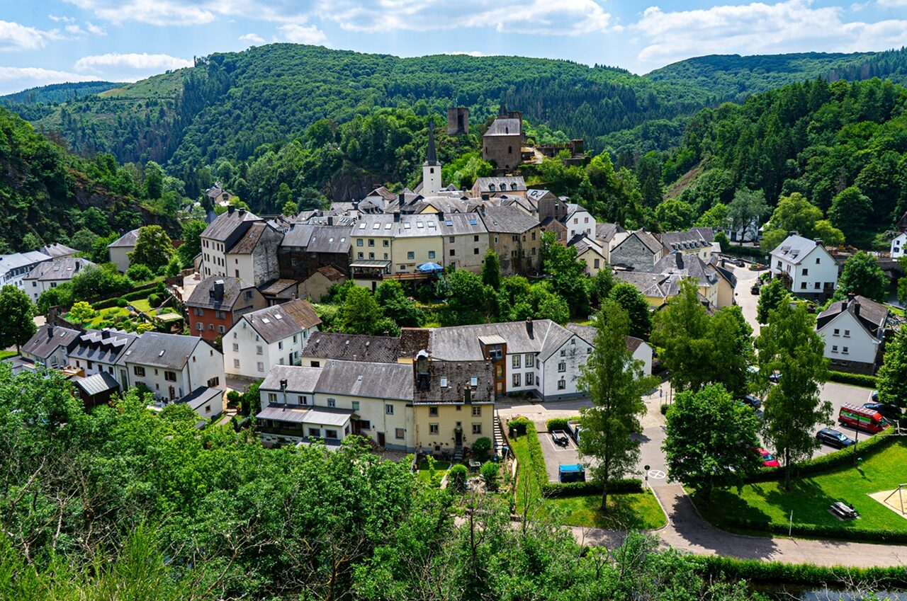 Esch-sur-Sure met uitzicht op het kasteel en de rivier