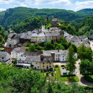 Esch-sur-Sure met uitzicht op het kasteel en de rivier