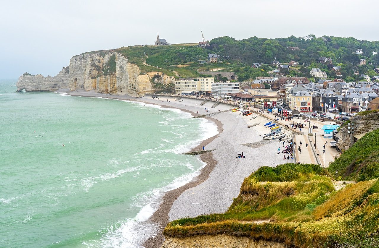 Uitzicht-over-Etretat-en-strand-Frankrijk