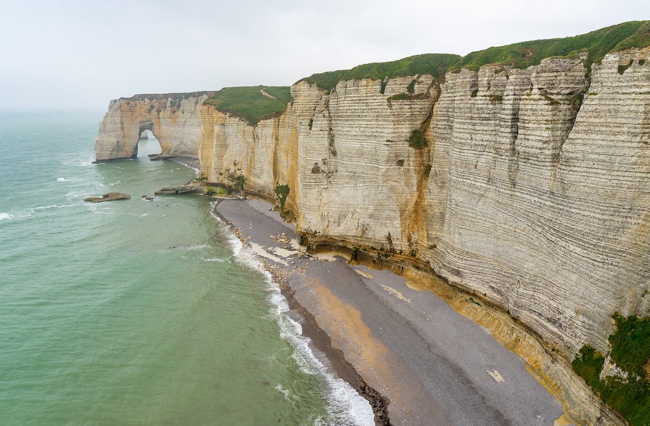 Krijtrotsen-zwarte-stranden-Etretat-Frankrijk