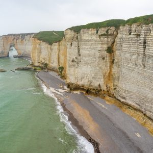 Krijtrotsen-zwarte-stranden-Etretat-Frankrijk