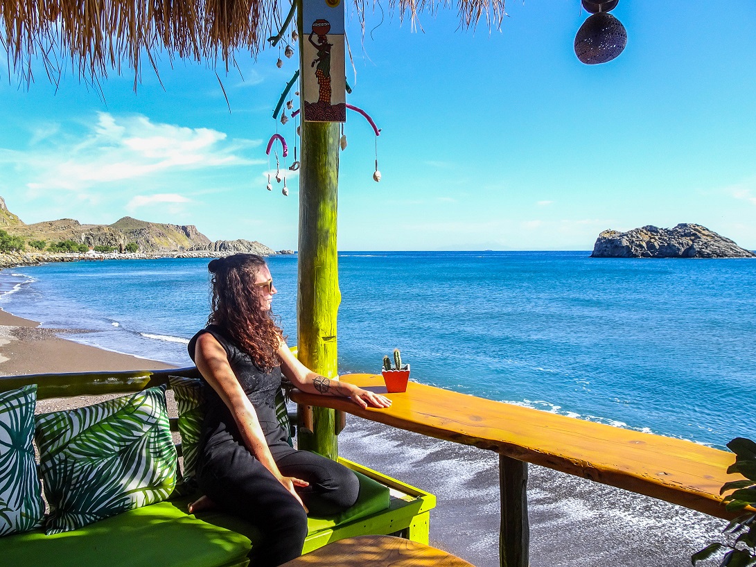 Jessica-bij-strandtent-Griekenland-beach-vibes-wooninspiratie
