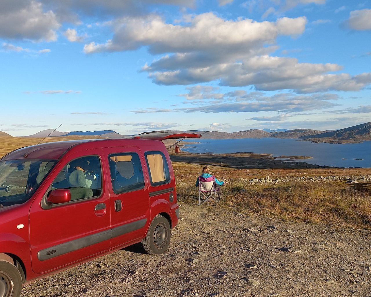 Campervan-Noorwegen-overnachten-naast-meer