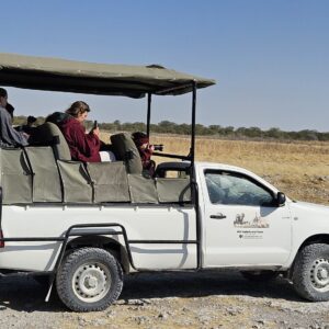 Safari-busje-met-chauffeur-en-gids