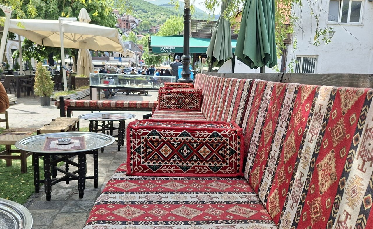 Koffiezaakje in Prizren met leuke decoratie en interieur