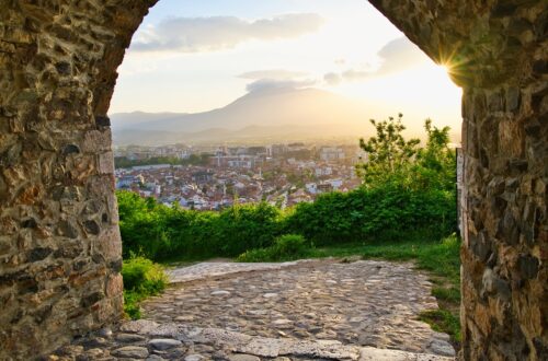 Zonsondergang vanaf fort Prizren in Kosovo